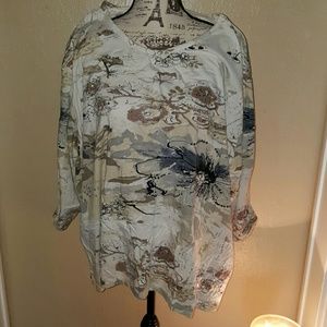 Liz & Me 3/4 sleeve top. Cream, tan, grey pattern.